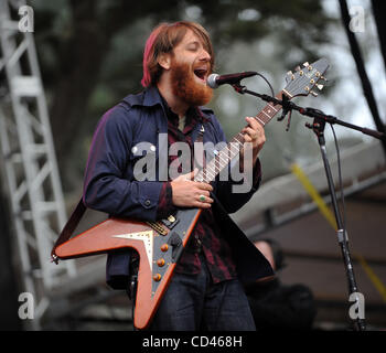 22 ago 2008 - San Francisco, California USA - cantante / chitarrista DAN AUERBACH della banda i tasti neri si esibisce dal vivo presso la prima relazione annuale al di fuori di terre Music & Arts Festival. Il festival di tre giorni che si sta svolgendo presso il Golden Gate Park attirano migliaia di appassionati di musica per vedere una varietà Foto Stock