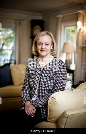 Sep 09, 2008 - San Jose, California, Stati Uniti d'America - ex amministratore delegato di eBay MEG WHITMAN, 52, è fotografata al suo Atherton, CA home sul Sett. 9, 2008. Whitman ha di recente affermato che lei è una fan di tecnologie verdi in California. (Credito Immagine: © Martin Klimek/ZUMA Press) Foto Stock