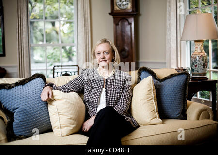 Sep 09, 2008 - San Jose, California, Stati Uniti d'America - ex amministratore delegato di eBay MEG WHITMAN, 52, è fotografata al suo Atherton, CA home sul Sett. 9, 2008. Whitman ha di recente affermato che lei è una fan di tecnologie verdi in California. (Credito Immagine: © Martin Klimek/ZUMA Press) Foto Stock