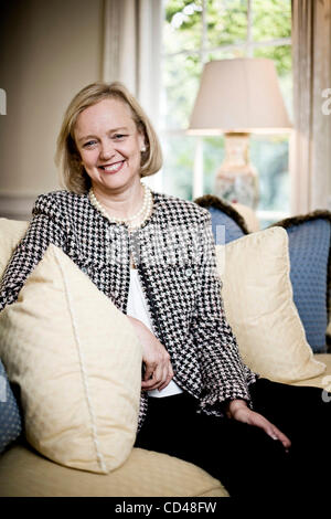 Sep 09, 2008 - San Jose, California, Stati Uniti d'America - ex amministratore delegato di eBay MEG WHITMAN, 52, è fotografata al suo Atherton, CA home sul Sett. 9, 2008. Whitman ha di recente affermato che lei è una fan di tecnologie verdi in California. (Credito Immagine: © Martin Klimek/ZUMA Press) Foto Stock