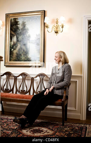 Sep 09, 2008 - San Jose, California, Stati Uniti d'America - ex amministratore delegato di eBay MEG WHITMAN, 52, è fotografata al suo Atherton, CA home sul Sett. 9, 2008. Whitman ha di recente affermato che lei è una fan di tecnologie verdi in California. (Credito Immagine: © Martin Klimek/ZUMA Press) Foto Stock