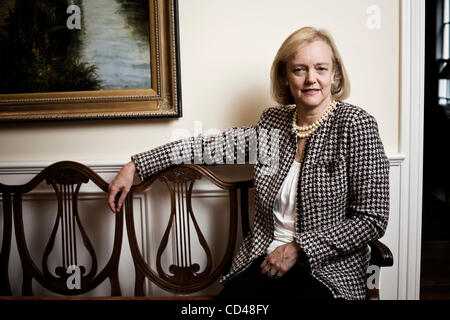Sep 09, 2008 - San Jose, California, Stati Uniti d'America - ex amministratore delegato di eBay MEG WHITMAN, 52, è fotografata al suo Atherton, CA home sul Sett. 9, 2008. Whitman ha di recente affermato che lei è una fan di tecnologie verdi in California. (Credito Immagine: © Martin Klimek/ZUMA Press) Foto Stock