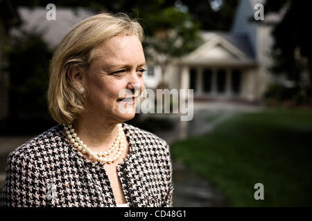 Sep 09, 2008 - San Jose, California, Stati Uniti d'America - ex amministratore delegato di eBay MEG WHITMAN, 52, è fotografata al suo Atherton, CA home sul Sett. 9, 2008. Whitman ha di recente affermato che lei è una fan di tecnologie verdi in California. (Credito Immagine: © Martin Klimek/ZUMA Press) Foto Stock