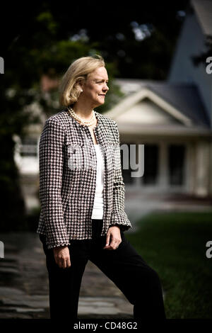 Sep 09, 2008 - San Jose, California, Stati Uniti d'America - ex amministratore delegato di eBay MEG WHITMAN, 52, è fotografata al suo Atherton, CA home sul Sett. 9, 2008. Whitman ha di recente affermato che lei è una fan di tecnologie verdi in California. (Credito Immagine: © Martin Klimek/ZUMA Press) Foto Stock