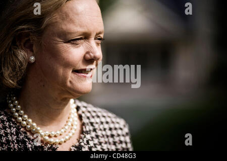 Sep 09, 2008 - San Jose, California, Stati Uniti d'America - ex amministratore delegato di eBay MEG WHITMAN, 52, è fotografata al suo Atherton, CA home sul Sett. 9, 2008. Whitman ha di recente affermato che lei è una fan di tecnologie verdi in California. (Credito Immagine: © Martin Klimek/ZUMA Press) Foto Stock