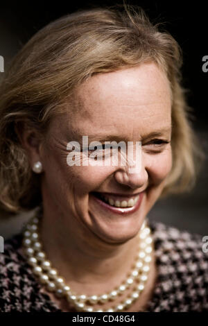 Sep 09, 2008 - San Jose, California, Stati Uniti d'America - ex amministratore delegato di eBay MEG WHITMAN, 52, è fotografata al suo Atherton, CA home sul Sett. 9, 2008. Whitman ha di recente affermato che lei è una fan di tecnologie verdi in California. (Credito Immagine: © Martin Klimek/ZUMA Press) Foto Stock