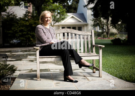 Sep 09, 2008 - San Jose, California, Stati Uniti d'America - ex amministratore delegato di eBay MEG WHITMAN, 52, è fotografata al suo Atherton, CA home sul Sett. 9, 2008. Whitman ha di recente affermato che lei è una fan di tecnologie verdi in California. (Credito Immagine: © Martin Klimek/ZUMA Press) Foto Stock