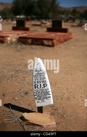 Settembre 17, 2008 - Alice Springs, Territorio del Nord, l'Australia - Tomba siti nel vecchio cimitero comunale alla Cultura Precinct in Alice Springs. (Credito Immagine: © Marianna giorno Massey/ZUMA Press) Foto Stock