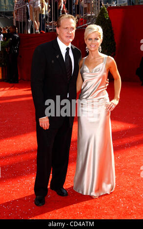 Sett. 21, 2008 - Hollywood, California, Stati Uniti - Il 2008 Primetime Emmy Awards red carpet arrivi,terrà presso il Nokia Theatre di Los Angeles California ,09-21-2008.Lee Majors fede majors. - - 2008.I13717PR(Immagine di credito: Â© Phil Roach/Globe foto/ZUMAPRESS.com) Foto Stock