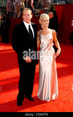 Sett. 21, 2008 - Hollywood, California, Stati Uniti - Il 2008 Primetime Emmy Awards red carpet arrivi,terrà presso il Nokia Theatre di Los Angeles California ,09-21-2008.Lee Majors fede majors. - - 2008.I13717PR(Immagine di credito: Â© Phil Roach/Globe foto/ZUMAPRESS.com) Foto Stock