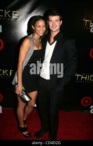 Sett. 30, 2008 - New York New York, Stati Uniti - TARGET CELEBRARE ROBIN THICKE ALBULM DELLA RELEASE ''SQUALCOS'ALTRO'' con evento esclusivo presso la sala arcobaleno.ROCKEFELLER CENTER 09-30-2008. 2008.ROBIN THICKE con mia moglie, PAULA PATTON.K59716RM(Immagine di credito: Â© Rick Mackler/Globe foto/ZUMAPRESS.com Foto Stock