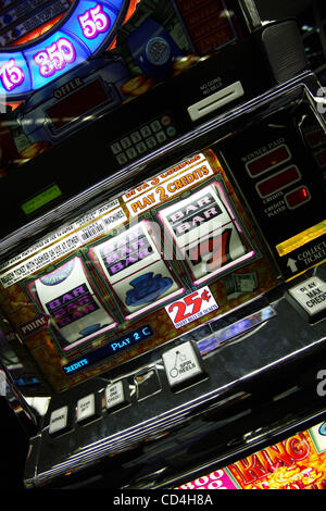 Oct 09, 2008 - Las Vegas, Nevada, Stati Uniti - Lo stile di Casino Gambling slot machines all aeroporto di Las Vegas. Il gioco d'azzardo è legale in Nevada dal 1931, formando la spina dorsale dello stato dell'economia, e la città di Las Vegas è forse il più noto il gioco d'azzardo destinazione in tutto il mondo. (Credito Immagine: © Ruarid Foto Stock