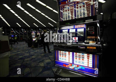 Oct 09, 2008 - Las Vegas, Nevada, Stati Uniti - Lo stile di Casino Gambling slot machines all aeroporto di Las Vegas. Il gioco d'azzardo è legale in Nevada dal 1931, formando la spina dorsale dello stato dell'economia, e la città di Las Vegas è forse il più noto il gioco d'azzardo destinazione in tutto il mondo. (Credito Immagine: © Ruarid Foto Stock