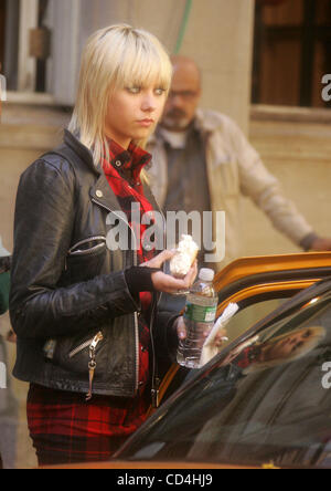 Oct 10, 2008 - New York, NY, STATI UNITI D'AMERICA - attrice Taylor Momsen sul set di un film per la serie TV " Gossip Girl' trattenuto sul lato est superiore. (Credito Immagine: © Nancy Kaszerman/ZUMA Press) Foto Stock