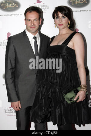 11 ott 2008 - Beverly Hills, in California, Stati Uniti d'America - Attore Jonny Lee Miller e attrice MICHELE HICKS arrivando alla quinta pista annuale per la vita che beneficiano San Jud per bambini Ospedale di ricerca svoltasi presso il Beverly Hilton Hotel. (Credito Immagine: © Lisa O'Connor/ZUMA Press) Foto Stock