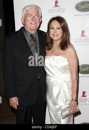 11 ott 2008 - Beverly Hills, in California, Stati Uniti d'America - attrice MARLO THOMAS & marito Phil Donahue arrivando alla quinta pista annuale per la vita che beneficiano San Jud per bambini Ospedale di ricerca svoltasi presso il Beverly Hilton Hotel. (Credito Immagine: © Lisa O'Connor/ZUMA Press) Foto Stock