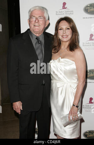 11 ott 2008 - Beverly Hills, in California, Stati Uniti d'America - attrice MARLO THOMAS & marito Phil Donahue arrivando alla quinta pista annuale per la vita che beneficiano San Jud per bambini Ospedale di ricerca svoltasi presso il Beverly Hilton Hotel. (Credito Immagine: © Lisa O'Connor/ZUMA Press) Foto Stock