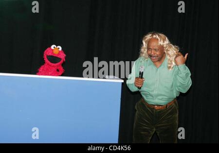 Ottobre 13, 2008 - New York New York, Stati Uniti - Il nuovo FISHER-PRICE ELMO LIVE bambola è introdotto a Toys R Us con una narrazione di sessione e cantare a lungo per i ragazzi di elmo e Gordon di Sesame Street , TIMES SQUARE A NEW YORK New York 10-13-2008. 2008.elmo e Gordon di Sesame Street.K60012 Foto Stock