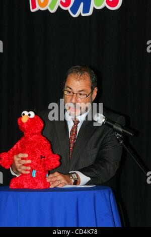 Ottobre 13, 2008 - New York New York, Stati Uniti - Il nuovo FISHER-PRICE ELMO LIVE bambola è introdotto a Toys R Us con una narrazione di sessione e cantare a lungo per i ragazzi di elmo e Gordon di Sesame Street , TIMES SQUARE A NEW YORK New York 10-13-2008. 2008.NEIL Friedman, presidente della Mattel crusca Foto Stock