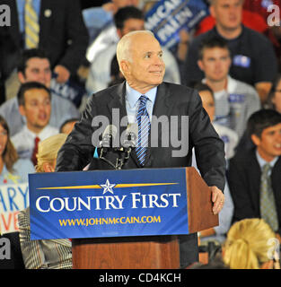 Oct 13, 2008 - Wilmington, Carolina del Nord, Stati Uniti d'America - il candidato repubblicano alla Presidenza il Senatore John Mccain fa un arresto di campagna al centro di Schwartz sul campus di Cape Fear Community College si trova nel centro cittadino di Wilmington. Copyright 2008 Jason Moore. Credito: Jason Moore Foto Stock
