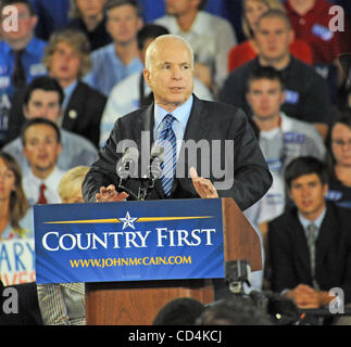 Oct 13, 2008 - Wilmington, Carolina del Nord, Stati Uniti d'America - il candidato repubblicano alla Presidenza il Senatore John Mccain fa un arresto di campagna al centro di Schwartz sul campus di Cape Fear Community College si trova nel centro cittadino di Wilmington. Copyright 2008 Jason Moore. Credito: Jason Moore Foto Stock