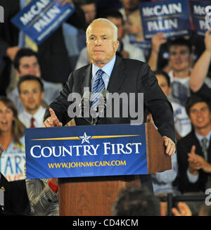 Oct 13, 2008 - Wilmington, Carolina del Nord, Stati Uniti d'America - il candidato repubblicano alla Presidenza il Senatore John Mccain fa un arresto di campagna al centro di Schwartz sul campus di Cape Fear Community College si trova nel centro cittadino di Wilmington. Copyright 2008 Jason Moore. Credito: Jason Moore Foto Stock