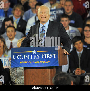 Oct 13, 2008 - Wilmington, Carolina del Nord, Stati Uniti d'America - il candidato repubblicano alla Presidenza il Senatore John Mccain fa un arresto di campagna al centro di Schwartz sul campus di Cape Fear Community College si trova nel centro cittadino di Wilmington. Copyright 2008 Jason Moore. Credito: Jason Moore Foto Stock