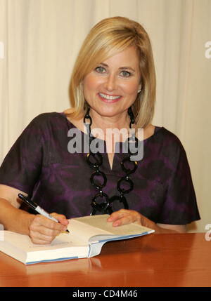 Oct 14, 2008 - New York, NY, STATI UNITI D'AMERICA - attrice dalla "Brady Bunch', MAUREEN MCCORMICK, promuove il suo nuovo libro "Ecco la storia: sopravvissuti di Marcia Brady e trovare la mia vera voce' per Barnes and Noble Fifth Avenue. (Credito Immagine: © Nancy Kaszerman/ZUMA Press) Foto Stock