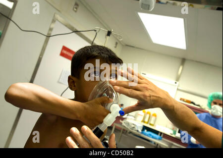 28 ott 2008 - Nassiriya in Iraq - HUSAIN MAHDI, 6 respiri in anestesia prima di subire un 90 minuti di schisi labiale chirurgia da un team italiano con Smile Train a Camp Mittica. (Credito Immagine: © Jed Conklin/ZUMA Press) Foto Stock