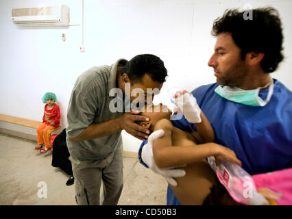 28 ott 2008 - Nassiriya in Iraq - MAHDI FADIL baci suo figlio HUSAIN MAHDI, 6, dopo che il bambino ha subito una schisi labiale chirurgia da un team italiano con Smile Train a Camp Mittica (credito Immagine: © Jed Conklin/ZUMA Press) Foto Stock