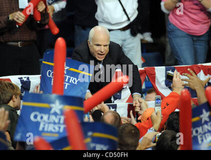 28 ott 2008 - Fayetteville, North Carolina, Stati Uniti d'America - il candidato repubblicano alla Presidenza il Senatore John Mccain fa una campagna stop over 10 000 sostenitori presso il Crown Coliseum si trova in North Carolina. Copyright 2008 Jason Moore. Credito: Jason Moore Foto Stock