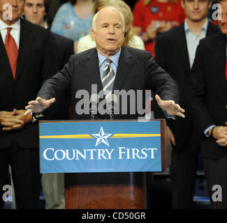 28 ott 2008 - Fayetteville, North Carolina, Stati Uniti d'America - il candidato repubblicano alla Presidenza il Senatore John Mccain fa una campagna stop over 10 000 sostenitori presso il Crown Coliseum si trova in North Carolina. Copyright 2008 Jason Moore. Credito: Jason Moore Foto Stock