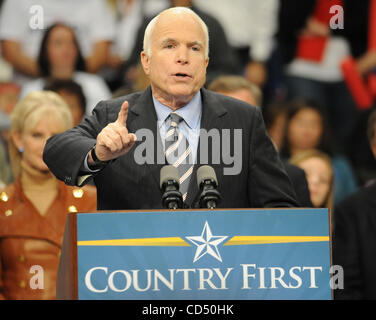 28 ott 2008 - Fayetteville, North Carolina, Stati Uniti d'America - il candidato repubblicano alla Presidenza il Senatore John Mccain fa una campagna stop over 10 000 sostenitori presso il Crown Coliseum si trova in North Carolina. Copyright 2008 Jason Moore. Credito: Jason Moore Foto Stock