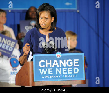 Oct 29, 2008 - Rocky Mount, North Carolina, Stati Uniti d'America - Michelle Obama campagne per suo marito candidato presidenziale democratico senatore Barack Obama che parla ad una platea gremita presso il Rocky Mount Senior High School palestra situata in North Carolina. Copyright 2008 Jason Moore. Credito obbligatorio Foto Stock