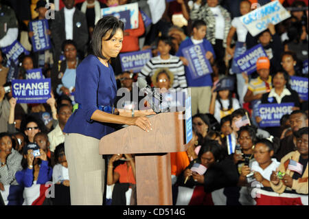 Oct 29, 2008 - Rocky Mount, North Carolina, Stati Uniti d'America - Michelle Obama campagne per suo marito candidato presidenziale democratico senatore Barack Obama che parla ad una platea gremita presso il Rocky Mount Senior High School palestra situata in North Carolina. Copyright 2008 Jason Moore. Credito obbligatorio Foto Stock