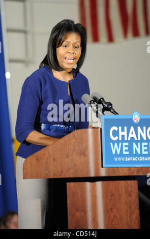 Oct 29, 2008 - Rocky Mount, North Carolina, Stati Uniti d'America - Michelle Obama campagne per suo marito candidato presidenziale democratico senatore Barack Obama che parla ad una platea gremita presso il Rocky Mount Senior High School palestra situata in North Carolina. Copyright 2008 Jason Moore. Credito obbligatorio Foto Stock