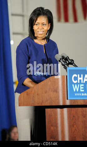 Oct 29, 2008 - Rocky Mount, North Carolina, Stati Uniti d'America - Michelle Obama campagne per suo marito candidato presidenziale democratico senatore Barack Obama che parla ad una platea gremita presso il Rocky Mount Senior High School palestra situata in North Carolina. Copyright 2008 Jason Moore. Credito obbligatorio Foto Stock