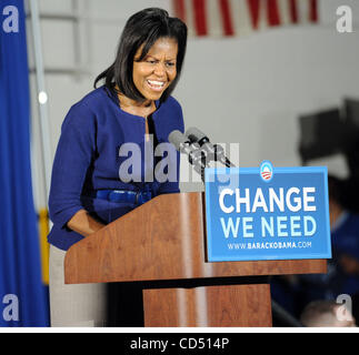 Oct 29, 2008 - Rocky Mount, North Carolina, Stati Uniti d'America - Michelle Obama campagne per suo marito candidato presidenziale democratico senatore Barack Obama che parla ad una platea gremita presso il Rocky Mount Senior High School palestra situata in North Carolina. Copyright 2008 Jason Moore. Credito obbligatorio Foto Stock