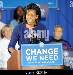 Oct 29, 2008 - Rocky Mount, North Carolina, Stati Uniti d'America - Michelle Obama campagne per suo marito candidato presidenziale democratico senatore Barack Obama che parla ad una platea gremita presso il Rocky Mount Senior High School palestra situata in North Carolina. Copyright 2008 Jason Moore. Credito obbligatorio Foto Stock