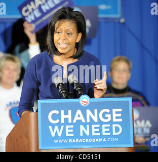 Oct 29, 2008 - Rocky Mount, North Carolina, Stati Uniti d'America - Michelle Obama campagne per suo marito candidato presidenziale democratico senatore Barack Obama che parla ad una platea gremita presso il Rocky Mount Senior High School palestra situata in North Carolina. Copyright 2008 Jason Moore. Credito obbligatorio Foto Stock