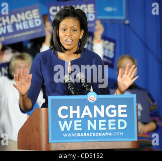 Oct 29, 2008 - Rocky Mount, North Carolina, Stati Uniti d'America - Michelle Obama campagne per suo marito candidato presidenziale democratico senatore Barack Obama che parla ad una platea gremita presso il Rocky Mount Senior High School palestra situata in North Carolina. Copyright 2008 Jason Moore. Credito obbligatorio Foto Stock