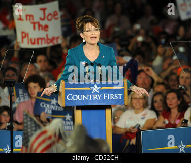 1 nov 2008 - Raleigh, North Carolina, Stati Uniti d'America - repubblicano vice candidato presidenziale governatore Sarah Palin fa una interruzione della campagna presso la North Carolina State Fairgrounds situato in Raleigh. Copyright 2008 Jason Moore. Credito: Jason Moore Foto Stock