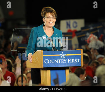 1 nov 2008 - Raleigh, North Carolina, Stati Uniti d'America - repubblicano vice candidato presidenziale governatore Sarah Palin fa una interruzione della campagna presso la North Carolina State Fairgrounds situato in Raleigh. Copyright 2008 Jason Moore. Credito: Jason Moore Foto Stock