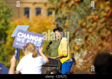 Candidato presidenziale democratico Barack Obama moglie Michelle Obama introduce la sua husban in un rally al di fuori dello Stato Casa nel centro di Columbus, Ohio. Columbus è stata la prima tappa di un arresto 3 visita di stato di domenica, una folla di 50.000 persone hanno partecipato, Obama è stato anche una visita di Cleveland e Cinn Foto Stock