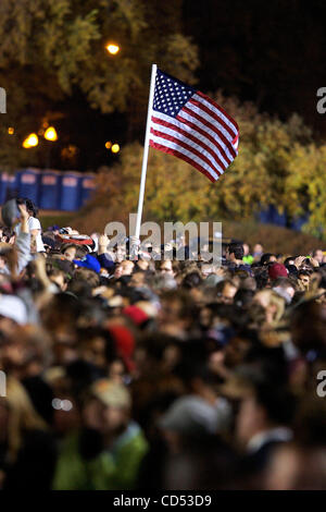 Migliaia di sostenitori di raccogliere al Grant Park di Chicago, Illinos per elezione notte con Barack Obama. La città si aspetta di centinaia di migliaia di persone per l'evento storico.. Foto Stock