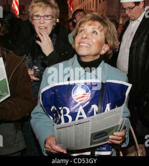 04 nov 2008 - New York, NY, STATI UNITI D'AMERICA - I Newyorkesi guarda l'elezione ritorna in Rockefeller Center su Vigilia elettorale. (Credito Immagine: © Nancy Kaszerman/ZUMA Press) Foto Stock