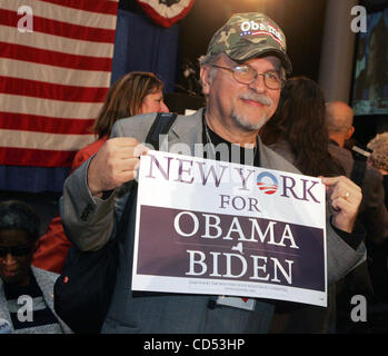 04 nov 2008 - New York, NY, STATI UNITI D'AMERICA - un sostenitore di Obama detiene un segno di campagna mentre si guarda la elezione ritorna a New York democratica del Comitato 2008 elezione notte celebrazione tenutasi lo Sheraton New York Hotel sulla Vigilia elettorale. (Credito Immagine: © Nancy Kaszerman/ZUMA Press) Foto Stock