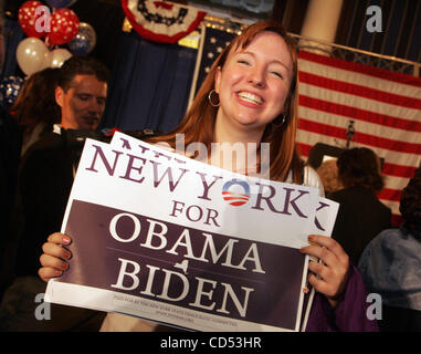 04 nov 2008 - New York, NY, STATI UNITI D'AMERICA - un sostenitore di Obama detiene un segno di campagna mentre si guarda la elezione ritorna a New York democratica del Comitato 2008 elezione notte celebrazione tenutasi lo Sheraton New York Hotel sulla Vigilia elettorale. (Credito Immagine: © Nancy Kaszerman/ZUMA Press) Foto Stock