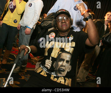 04 nov 2008 - New York, NY, STATI UNITI D'AMERICA - un sostenitore di Obama celebra l'elezione ritorna a New York democratica del Comitato 2008 elezione notte celebrazione tenutasi lo Sheraton New York Hotel sulla Vigilia elettorale. (Credito Immagine: © Nancy Kaszerman/ZUMA Press) Foto Stock