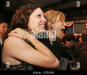 04 nov 2008 - New York, NY, STATI UNITI D'AMERICA - i sostenitori di Obama celebrare l'elezione ritorna a New York democratica del Comitato 2008 elezione notte celebrazione tenutasi lo Sheraton New York Hotel sulla Vigilia elettorale. (Credito Immagine: © Nancy Kaszerman/ZUMA Press) Foto Stock